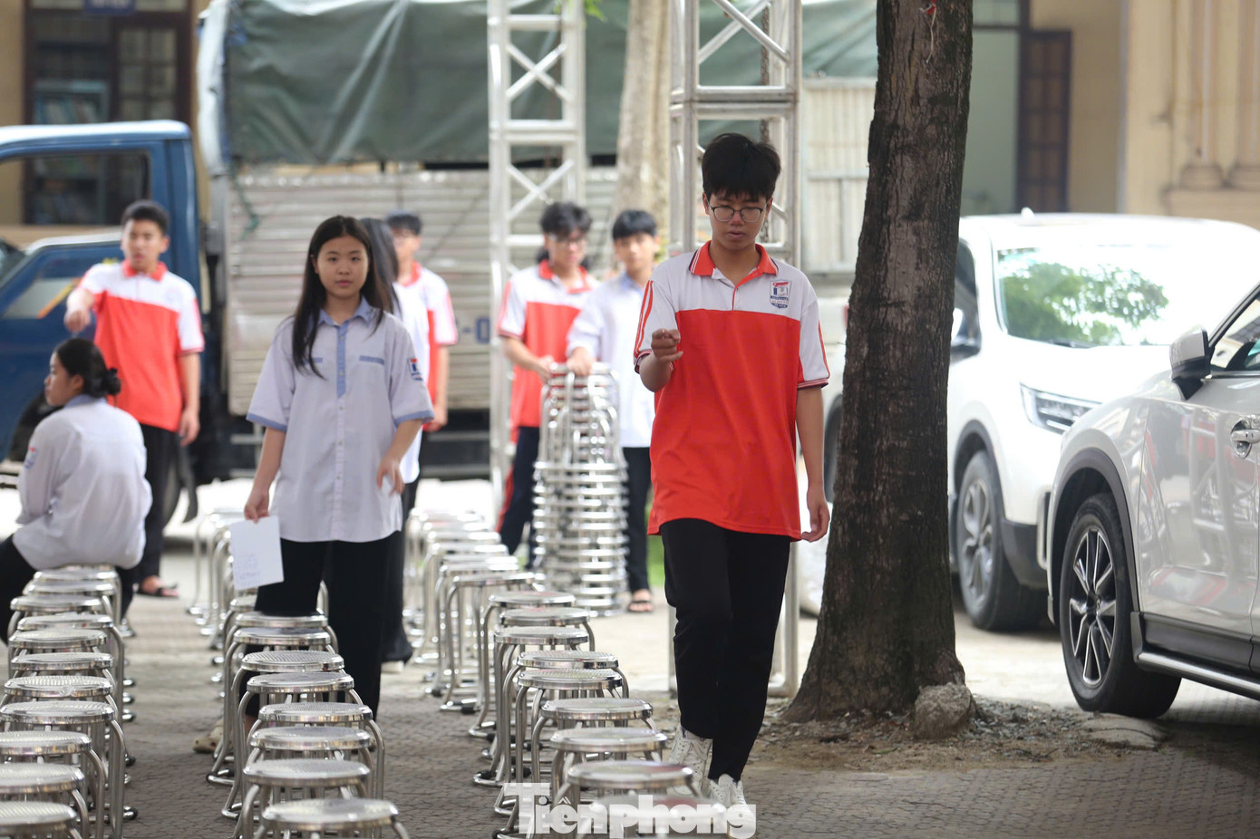 Học sinh được huy động để sắp xếp bàn ghế.