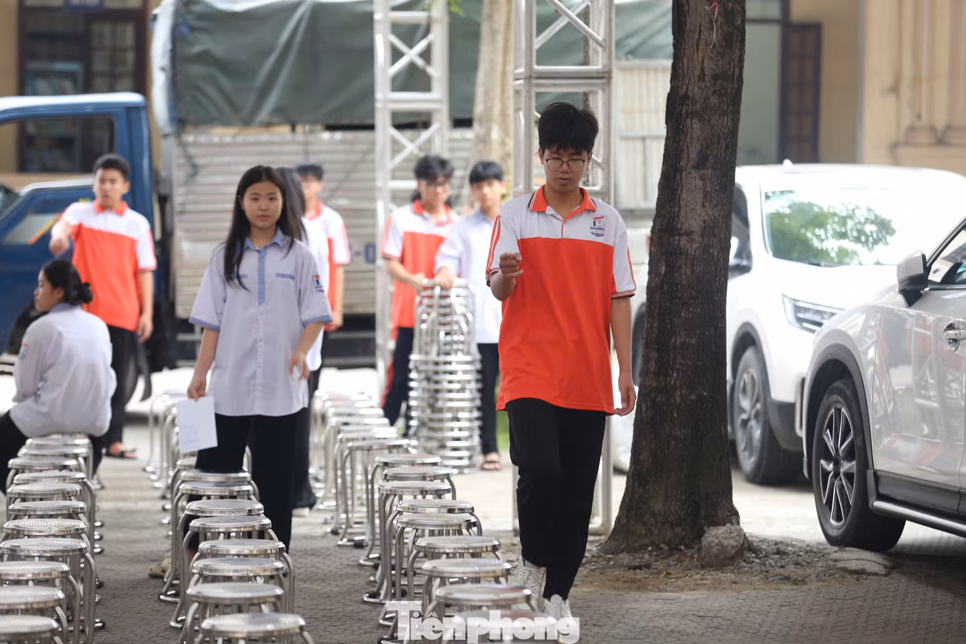 Học sinh được huy động để sắp xếp bàn ghế.