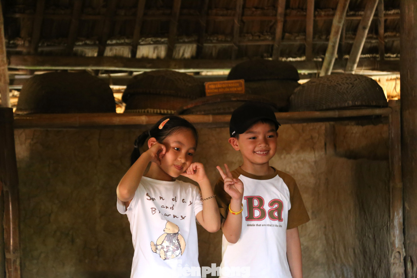 Mái nhà Bác từng sinh sống vẫn còn nguyên vẹn cùng các vật dụng gắn liền với nếp sống, nếp sinh hoạt giản dị, đơn sơ của Chủ tịch Hồ Chí Minh và các thành viên trong gia đình, như: chiếc giường, rương đựng lương thực, chiếc tủ đứng hai ngăn đựng đồ dùng, bếp củi...