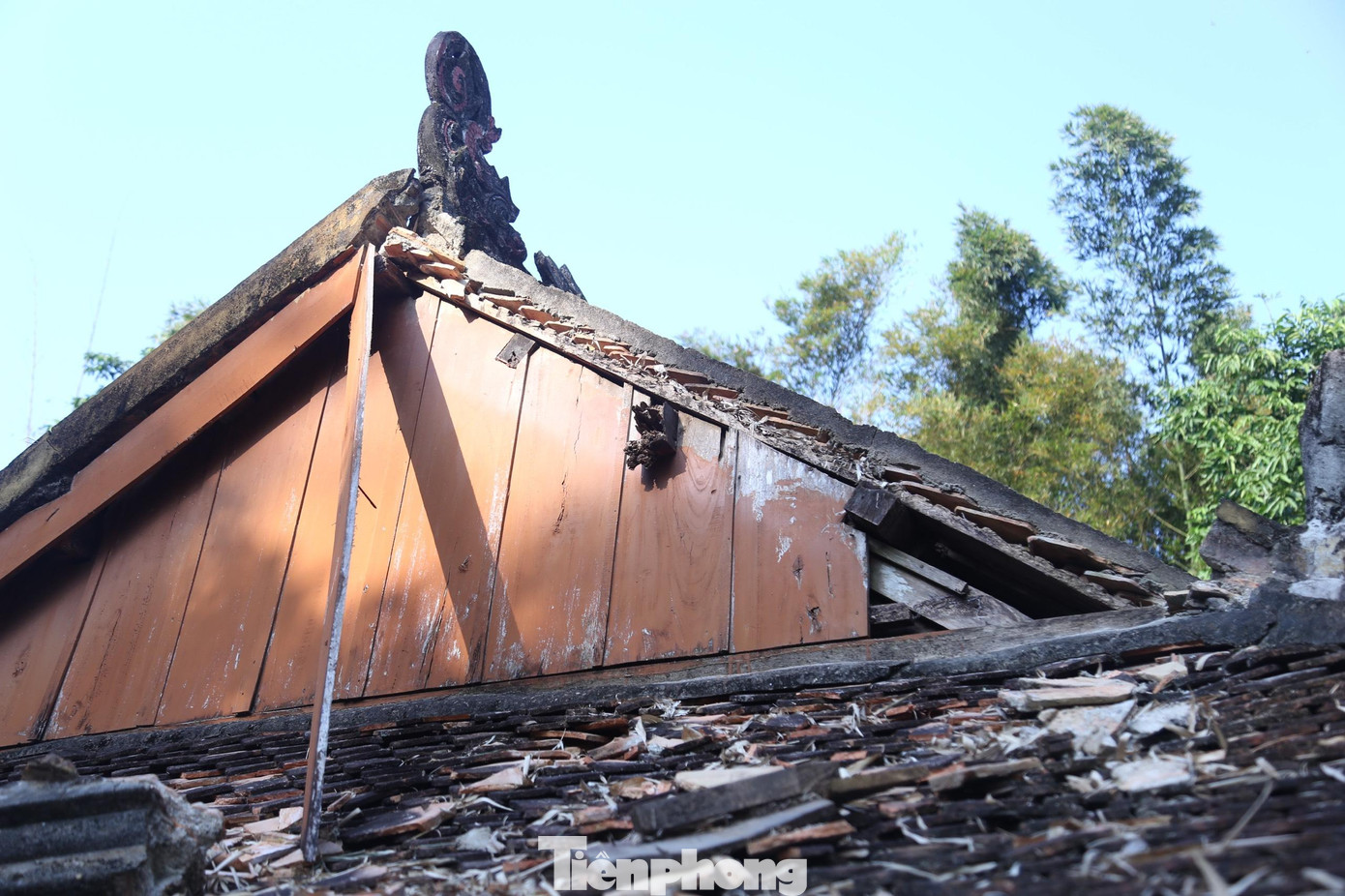 Cả một đoạn đường bờ, thanh chắn đòn tay và ngói trên mái trước hạ điện cảu đền Rậm ngoài đã bị gãy, rơi rụng xuống mái hồi.