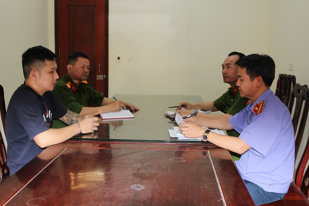 Cơ quan chức năng lấy lời khai của đối tượng Lưu Mạnh Hưởng Cơ quan chức năng lấy lời khai của đối tượng Lưu Mạnh Hưởng