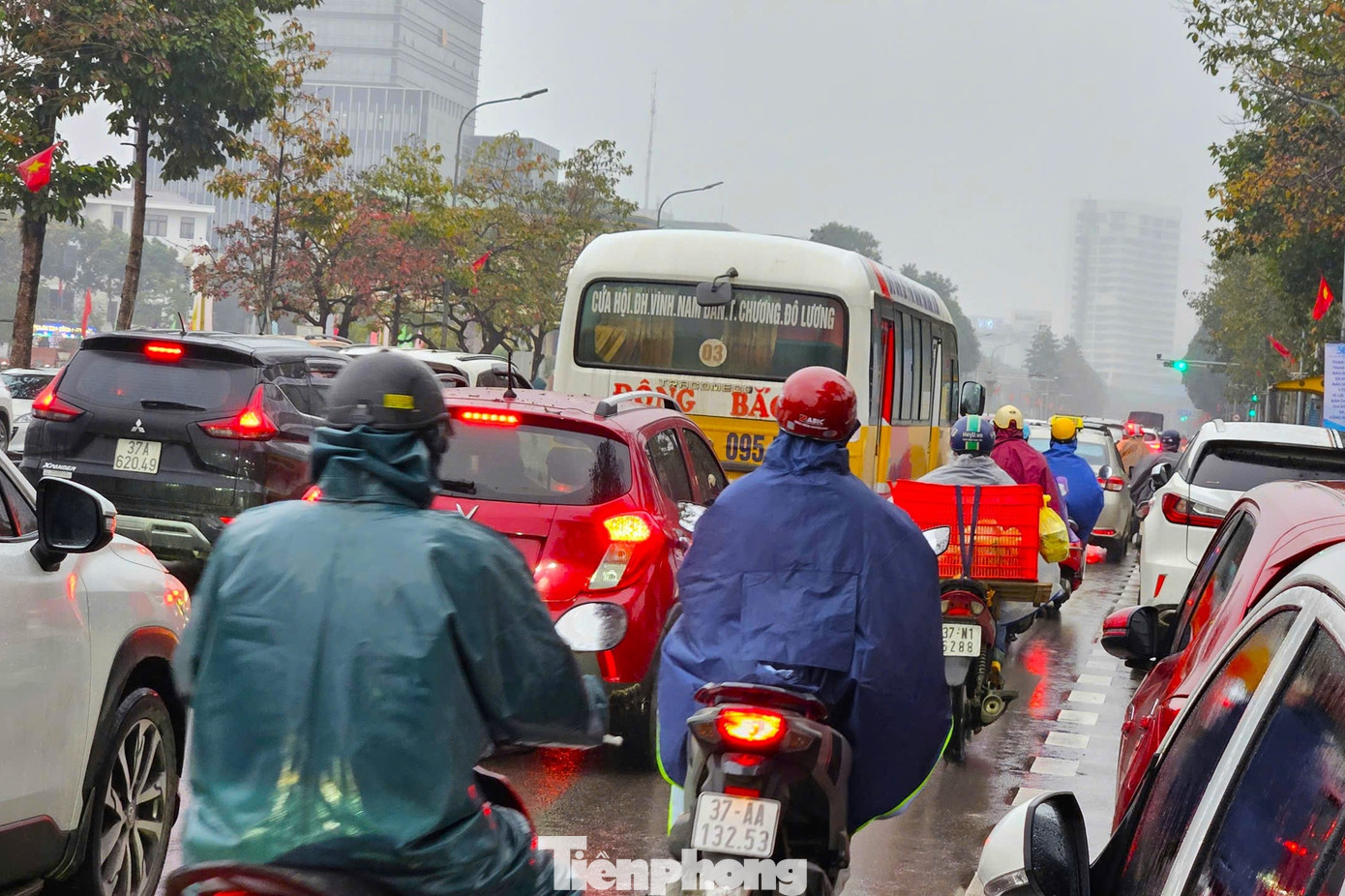 Mặc dù đèn xanh, nhưng các phương tiện chỉ có thể nhích từng bước.