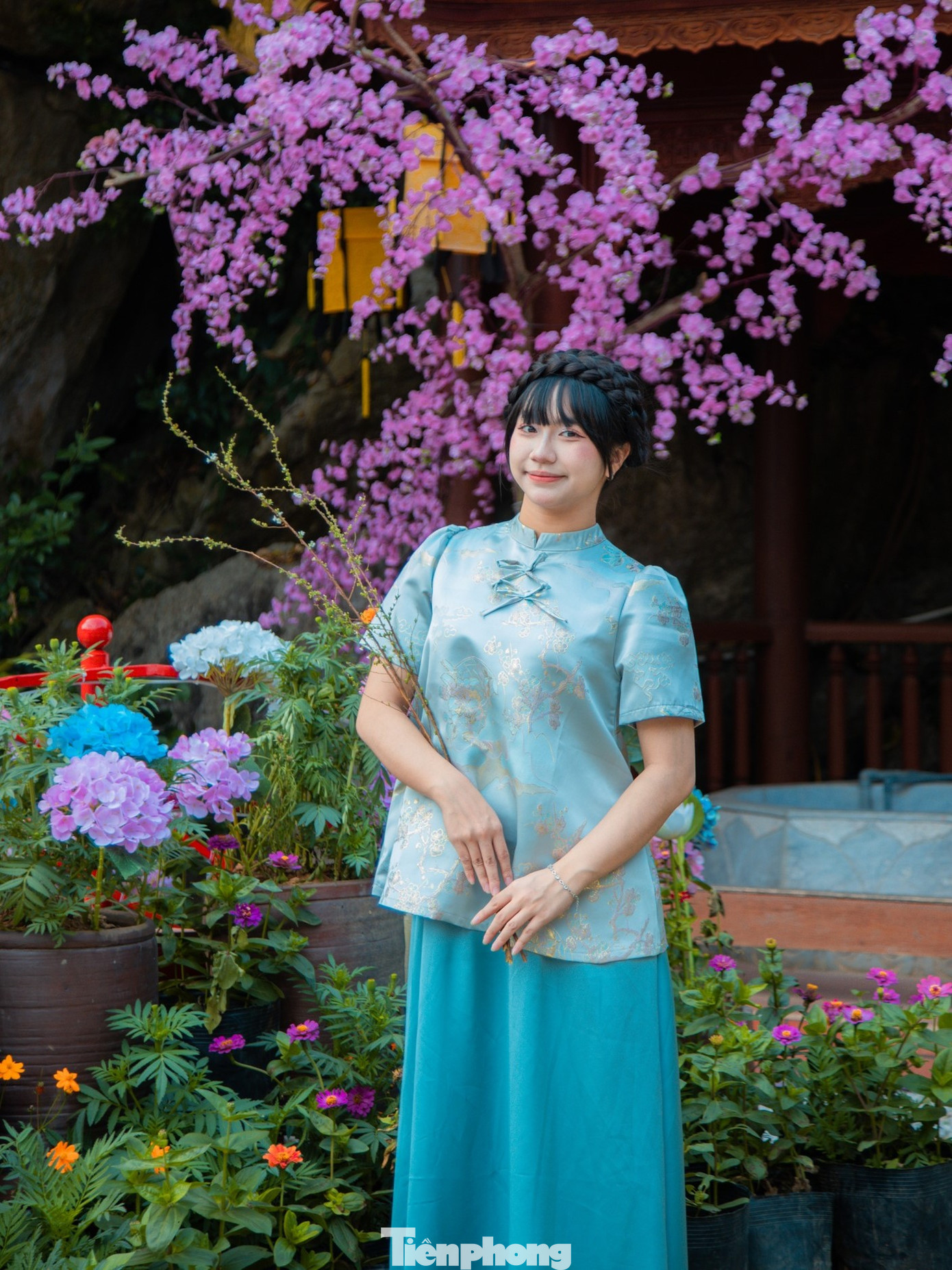 Một số bạn trẻ chọn trang phục cách tân để lưu lại bộ ảnh xuân.