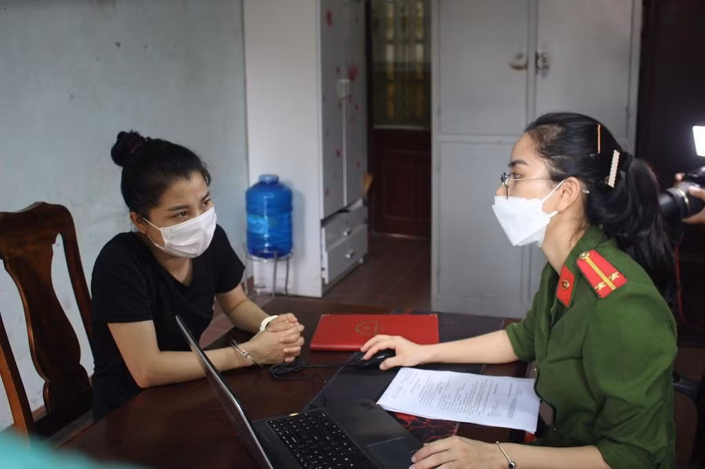 Nguyễn Thị Hồng Ngọc làm việc với cơ quan công an Nguyễn Thị Hồng Ngọc làm việc với cơ quan công an