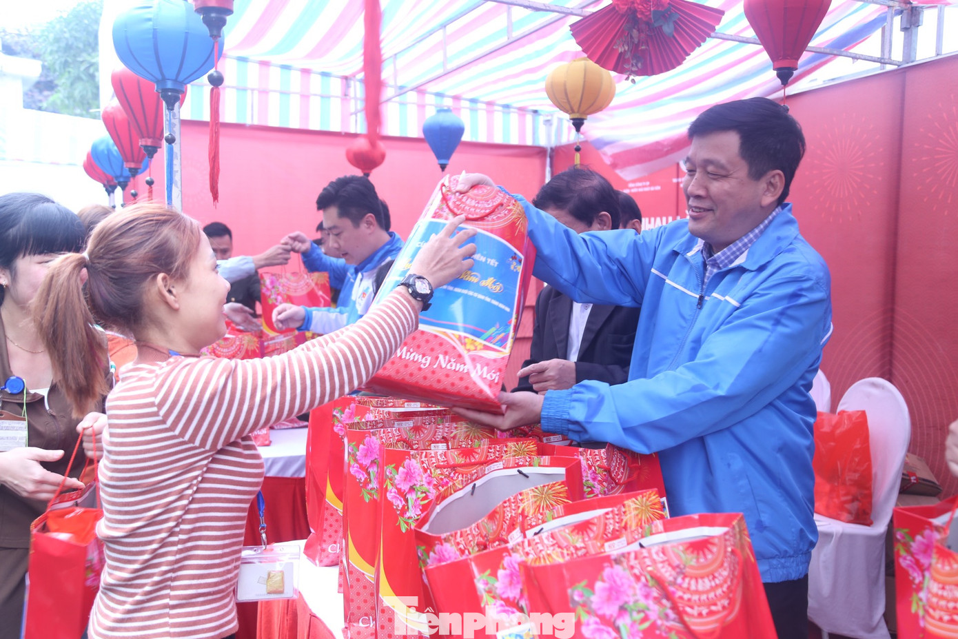 Dịp này, BTC cũng đã trực tiếp đi thăm dây chuyền sản xuất và tặng quà cho công nhân đang làm việc tại Xưởng sản xuất Công ty may Minh Anh – Kim Liên và trao tặng 5 suất quà cho các gia đình công nhân có hoàn cảnh khó khăn. Thăm quan các gian hàng giá gốc, gian hàng 0 đồng, tặng 150 túi quà an sinh gồm bánh chưng và nhu yếu phẩm.