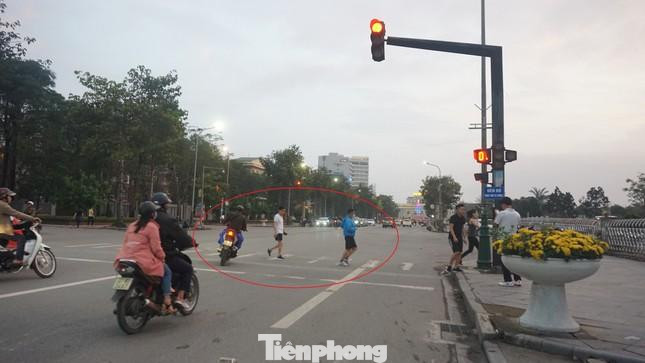 Người đi bộ qua đường khi phương tiện được lưu thông.