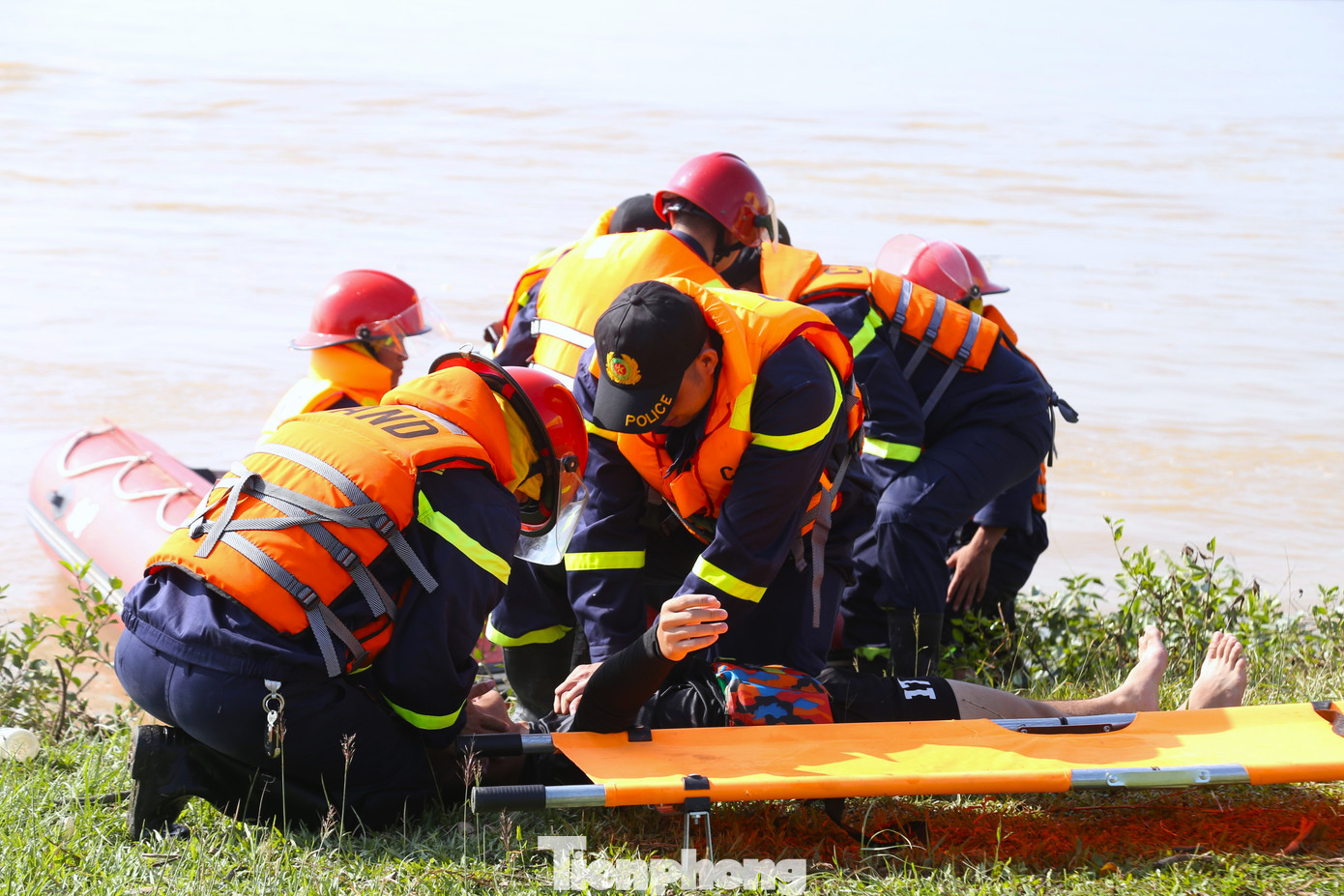 Những nhân viên của tàu nhảy xuống sông đều được lực lượng cứu hộ cứu nạn dùng ca nô, xuồng để cứu vớt thành công.