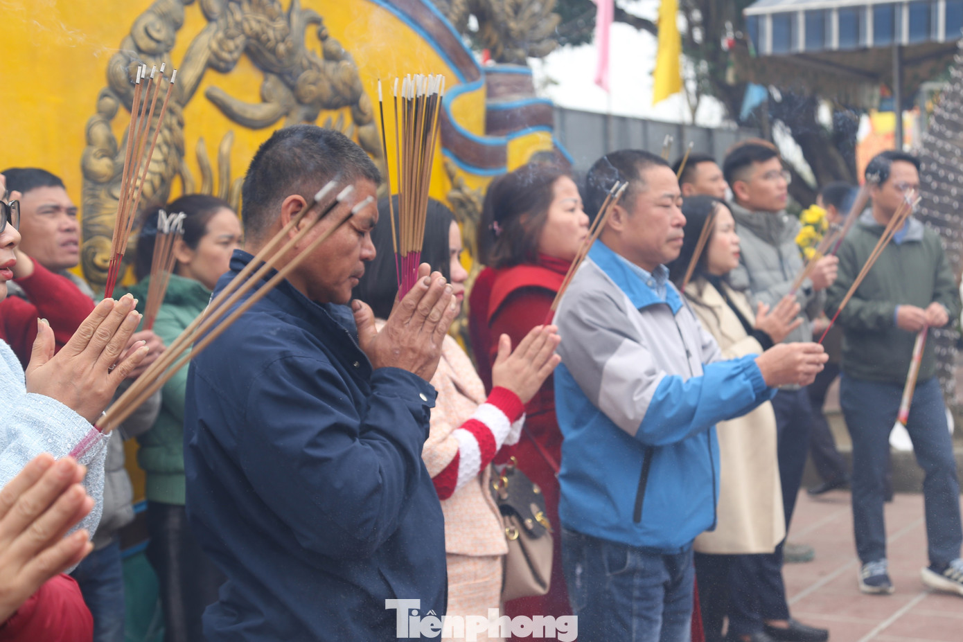 "Năm nào cũng vậy, cứ sáng Mùng 1 Tết, gia đình tôi lại tới Đền ông Hoàng Mười để thắp hương, dâng lễ cầu bình an, mong một năm nhiều sức khỏe, tài lộc”, ông Nguyễn Văn Thuận (trú huyện Nghi Xuân, Hà Tĩnh) chia sẻ. "Năm nào cũng vậy, cứ sáng Mùng 1 Tết, gia đình tôi lại tới Đền ông Hoàng Mười để thắp hương, dâng lễ cầu bình an, mong một năm nhiều sức khỏe, tài lộc”, ông Nguyễn Văn Thuận (trú huyện Nghi Xuân, Hà Tĩnh) chia sẻ.