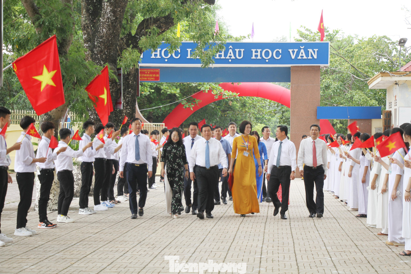 Đồng chí Nguyễn Xuân Thắng và đoàn đại biểu dự Lễ khai giảng năm học 2022 - 2023 tại Trường THPT Lê Hồng Phong, huyện Hưng Nguyên (Nghệ An). Đồng chí Nguyễn Xuân Thắng và đoàn đại biểu dự Lễ khai giảng năm học 2022 - 2023 tại Trường THPT Lê Hồng Phong, huyện Hưng Nguyên (Nghệ An).