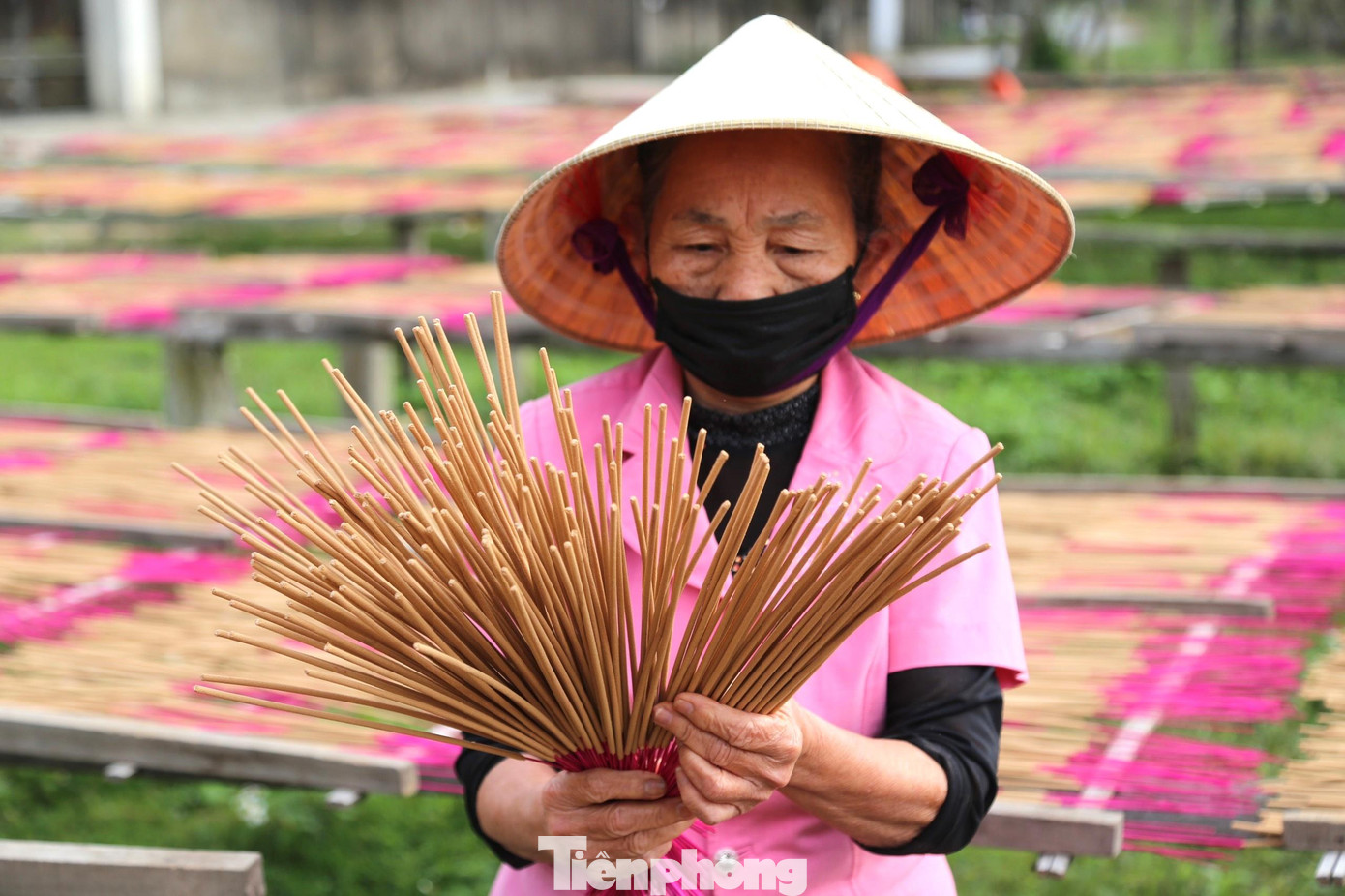Gia đình bà Nguyễn Thị Lý (xóm 5, xã Nghi Trường) là một trong những hộ có thâm niên trong nghề. Để cạnh tranh với thị trường, mấy năm nay, gia đình bà chọn giải pháp lấy nguyên liệu làm hương hoàn toàn bằng các loại thảo mộc như: rễ hương, hoa hồi, quế chi,… Ưu điểm của hương làm bằng thảo mộc là không gây độc hại đối với người sử dụng, cũng như người trực tiếp sản xuất, mùi thơm dễ chịu. Trung bình mỗi ngày gia đình cung cấp ra thị trường từ 5 - 7 nghìn thẻ hương các loại. Những ngày cao điểm như dịp áp Tết, từ 1 - 2 vạn thẻ.