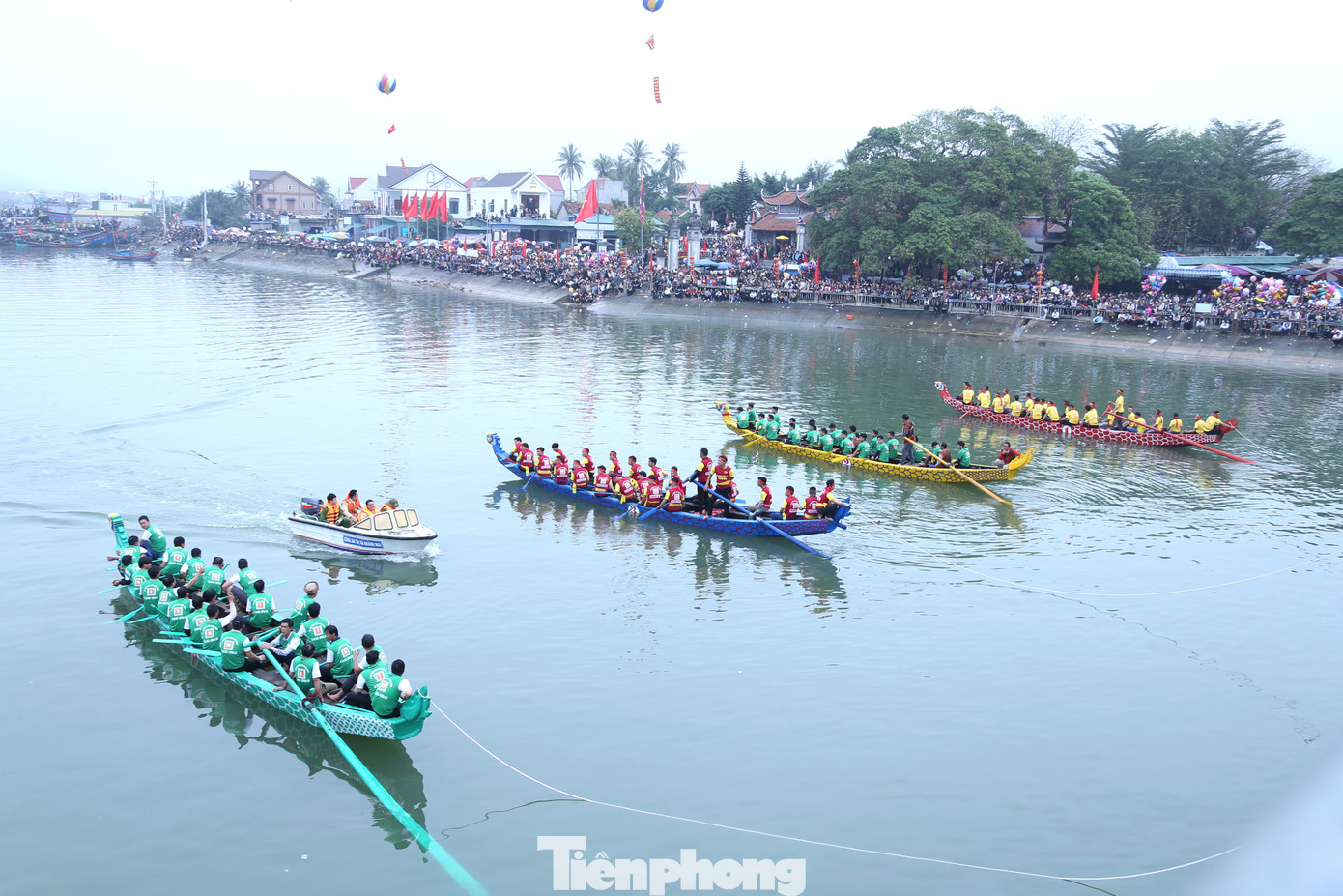 Ngày 11/2, hàng vạn người dân và du khách vây kín hai bên bờ sông Mai Giang (thị xã Hoàng Mai, Nghệ An) để cổ vũ cho các đội tham gia hội đua thuyền.