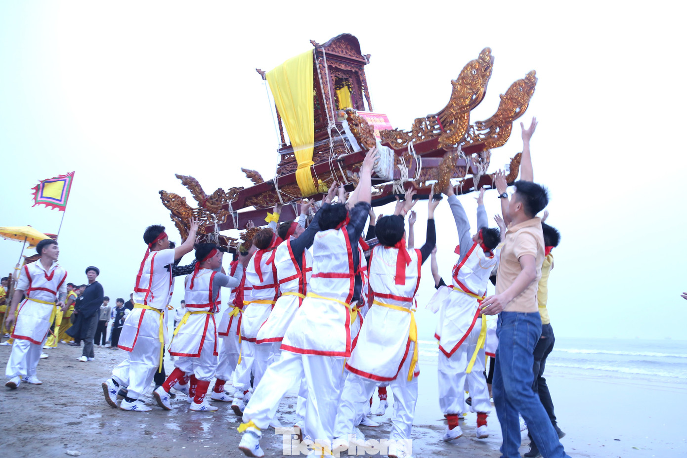 Các kiệu được sơn son thếp vàng, chạm trổ tinh vi, được rước đi trong không khí trang nghiêm, rộn rã.