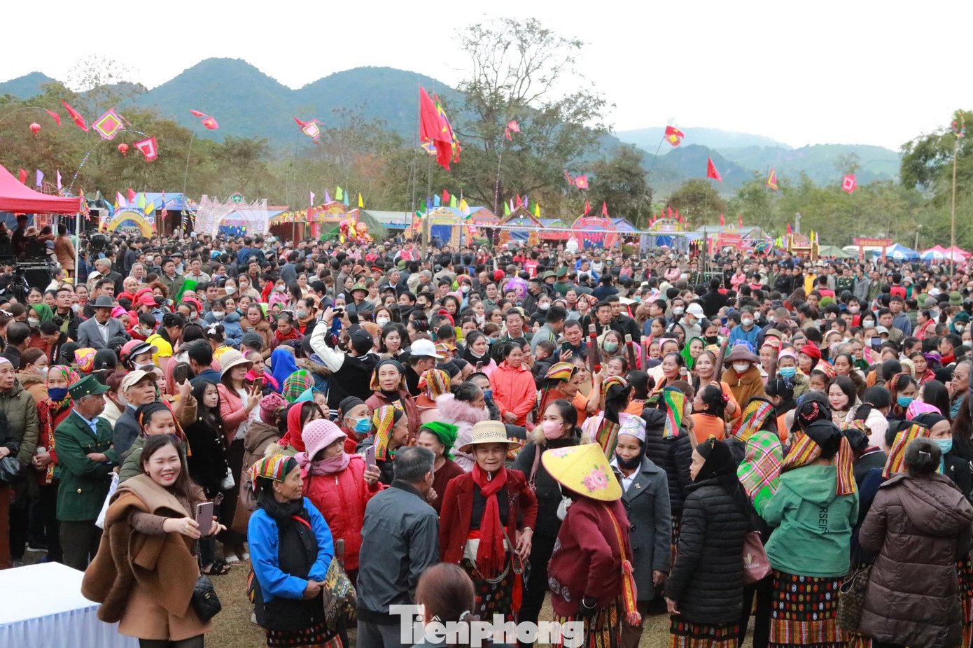 Lễ hội Hang Bua năm nay thu hút hàng vạn người dân và du khách.