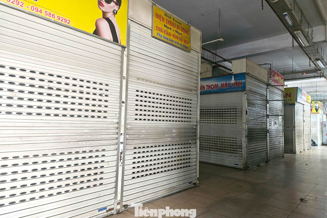 Ghi nhận của PV Tiền Phong sáng 29/5 tại chợ Vinh, hơn 1.000 ki-ốt ở tầng 1 và tầng 2 “cửa đóng then cửa”, ngừng kinh doanh. Đây là cảnh tượng chưa từng có, trái ngược hoàn toàn với khung cảnh sầm uất, nhộn nhịp thường thấy của khu chợ.