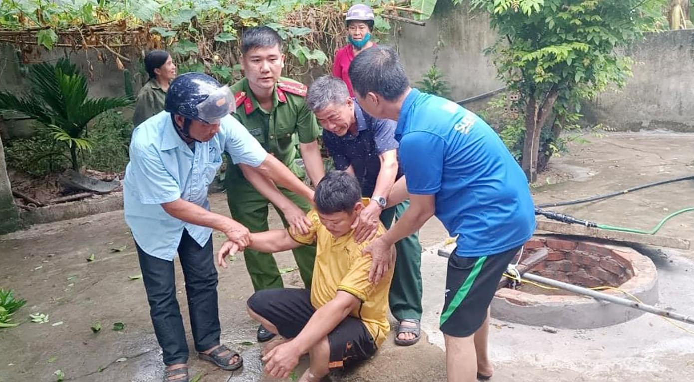 Người đàn ông được lực lượng công an, người dân giải cứu kịp thời.