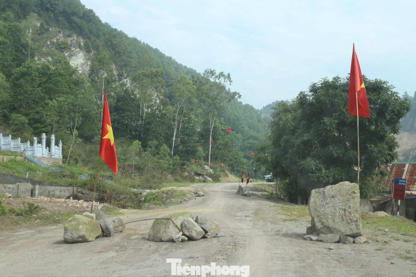 Người dân lấy đá chặn đường đi vào khu vực lấy đất phục vụ thi công cao tốc Bắc - Nam Người dân lấy đá chặn đường đi vào khu vực lấy đất phục vụ thi công cao tốc Bắc - Nam