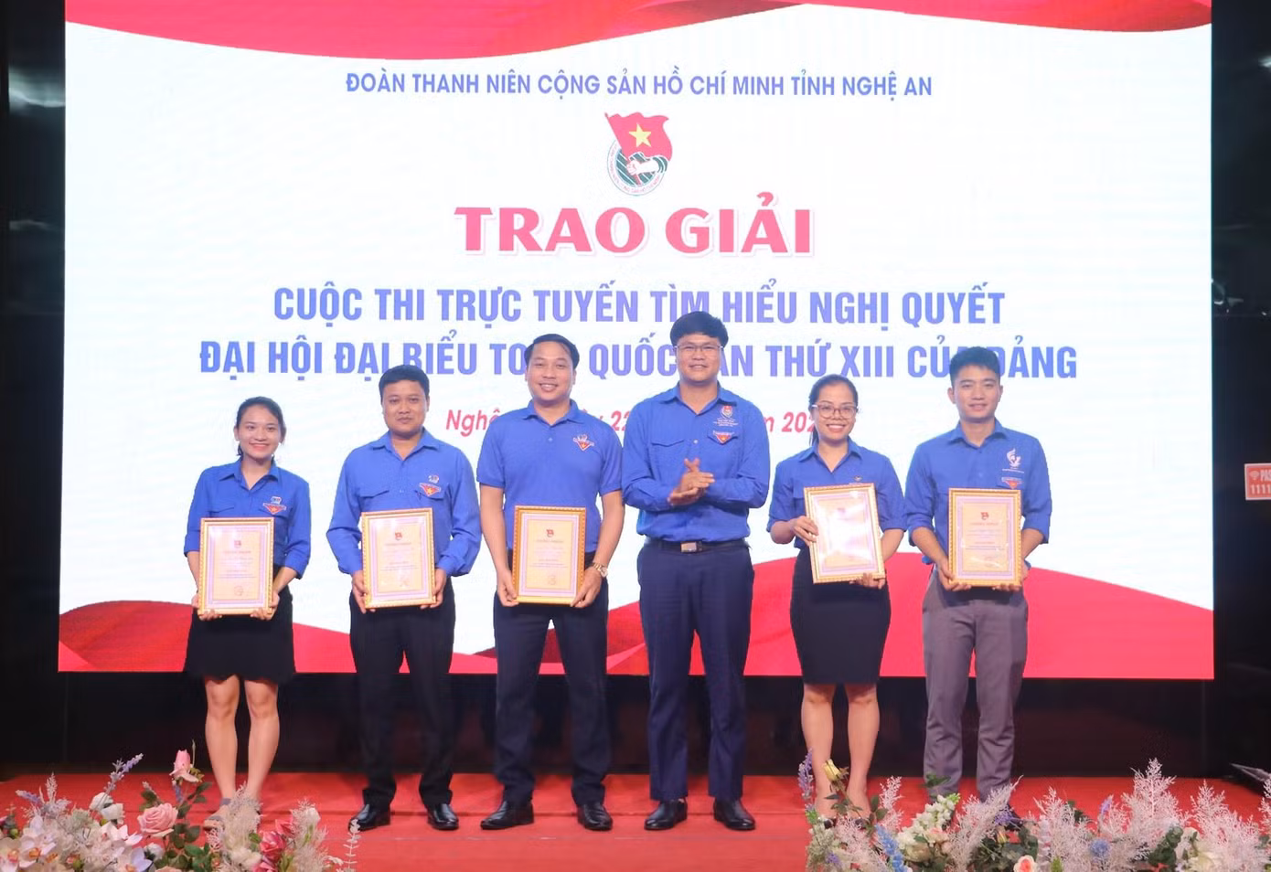 Trao giải cuộc thi trực tuyến tìm hiểu nghị quyết Đại hội Đại biểu toàn quốc lần thứ XIII của Đảng Trao giải cuộc thi trực tuyến tìm hiểu nghị quyết Đại hội Đại biểu toàn quốc lần thứ XIII của Đảng