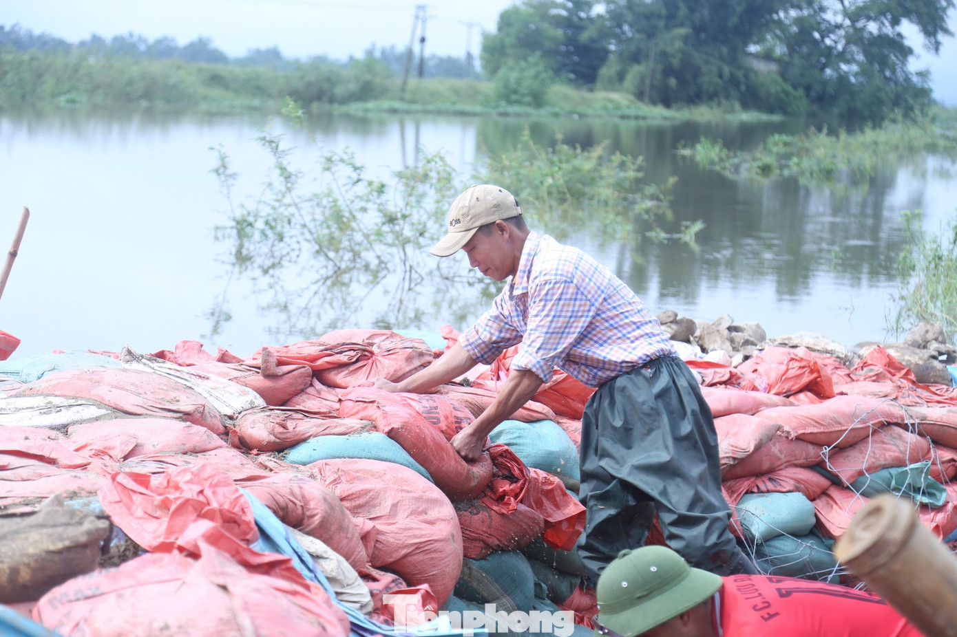 “Trong đêm, hơn 300 người dân cùng chính quyền địa phương, lực lượng bộ đội, công an đã vác các bao cát để ngăn dòng chảy. Đến 6h sáng nay, cơ bản sự cỗ vỡ đê được khắc phục. Tuy nhiên, diện tích nuôi cá ngọt của gia đình bị nước cuốn trôi, thiệt hại khoảng 50 triệu đồng”, ông Long chia sẻ.