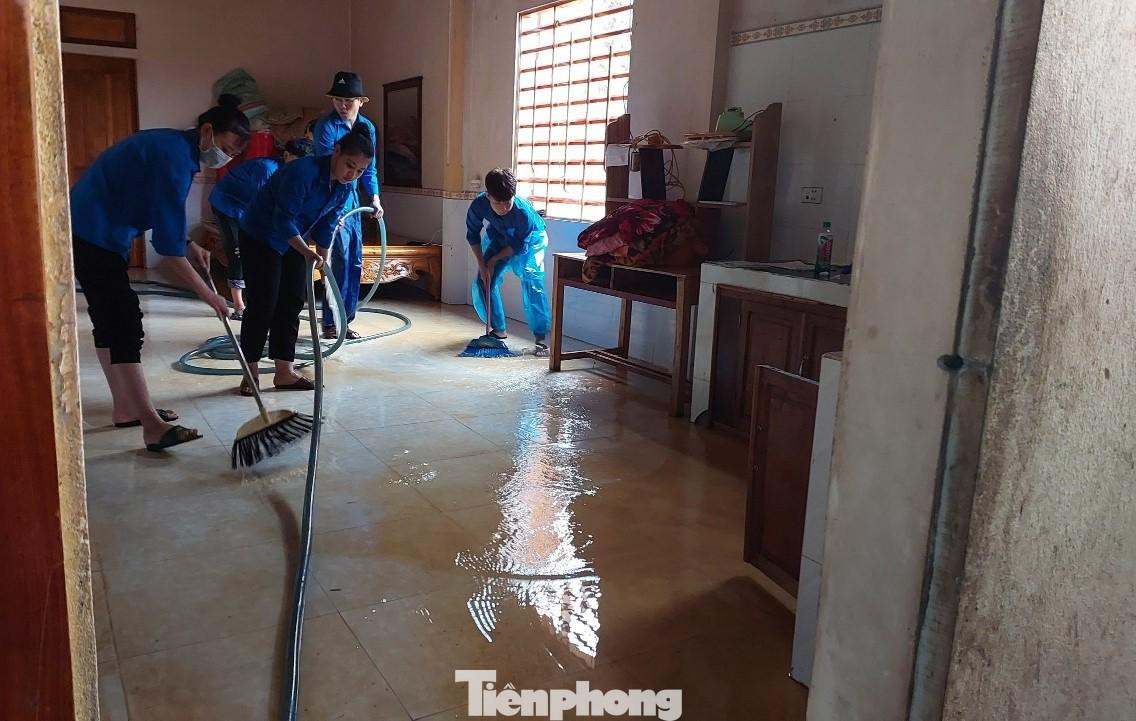 Đoàn viên thanh niên giúp dọn dẹp nhà cửa sau khi bị nước ngập