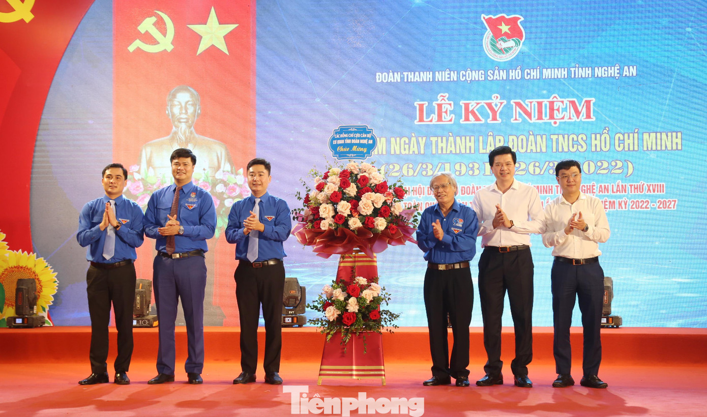 Các đồng chí cựu cán bộ Tỉnh đoàn Nghệ An tặng hoa chúc mừng