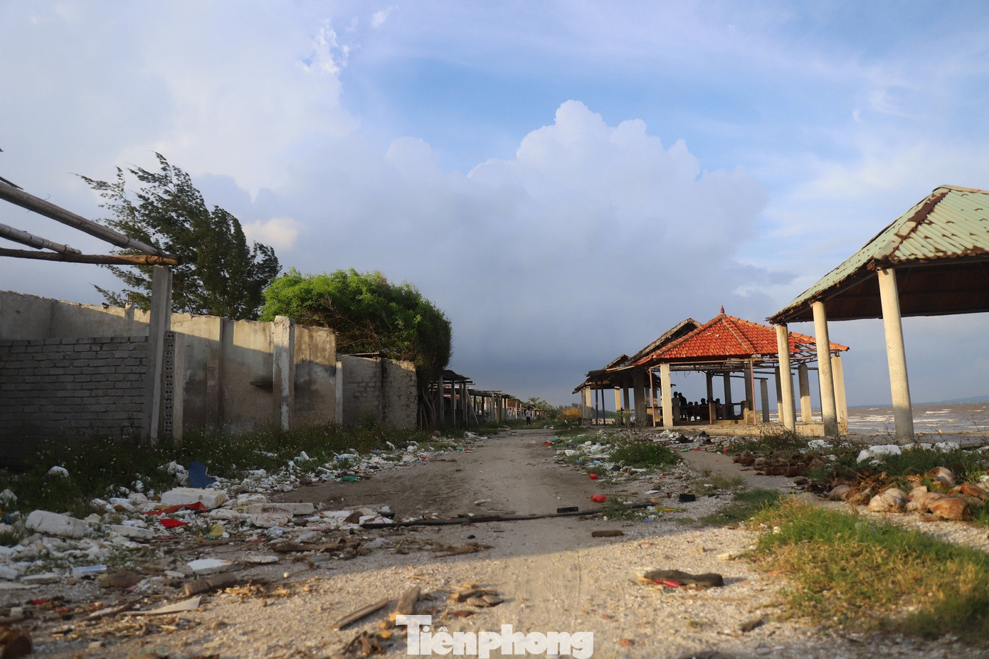 Các dãy chòi sát biển trước đây là nơi khách thường ngồi ăn uống, hóng mát nay đã xập xệ.