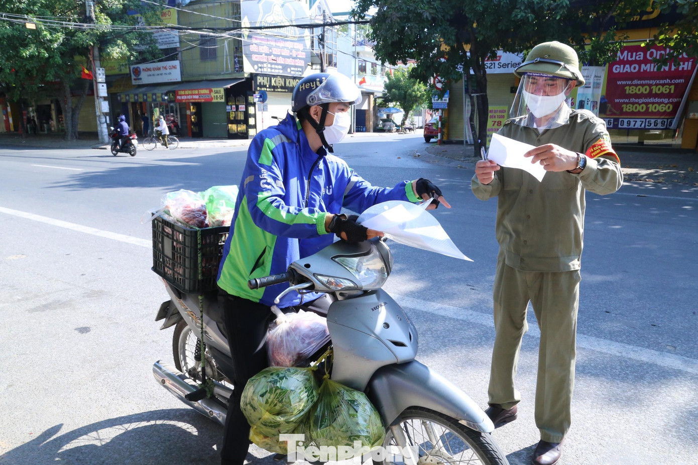 Anh Nguyễn Văn Ngọc (28 tuổi), một shipper thuộc Công ty cổ phần Ứng dụng công nghệ HeyU chia sẻ, trung bình mỗi ngày anh nhận từ 30 đơn hàng đến 50 đơn hàng giao trên ứng dụng. Đơn hàng giao nhận chủ yếu là hoa quả, cơm hộp, thức ăn nhanh, hàng hóa thì tập trung đồ da dụng, mỹ phẩm... Chăm chỉ làm việc, thu nhập mỗi ngày của anh cũng trên dưới 500.000 đồng.