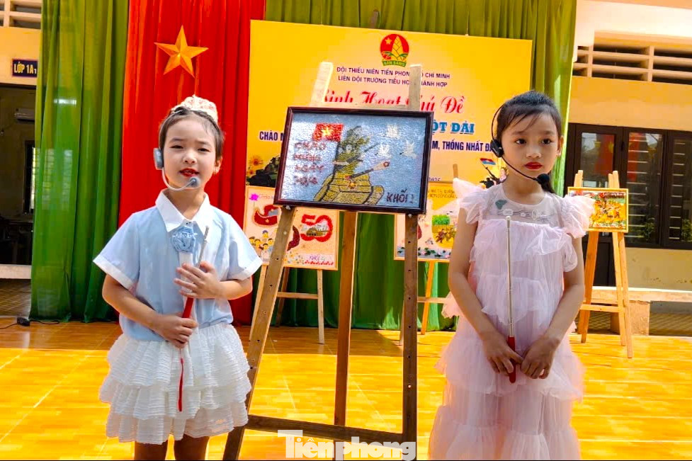 “Mỗi khối lớp sẽ sáng tạo, thiết kế một bức tranh bằng vật liệu tự nhiên, các loại hạt như hạt gạo, hạt đậu,.... Thời gian từ khi lên ý tưởng, thực hiện đến hoàn thành là khoảng 1 tuần. Sau đó sẽ tổ chức thi và thuyết trình về ý nghĩa của bức tranh. Thông qua hoạt động, nhà trường mong muốn tuyên truyền sâu rộng trong thiếu nhi và các tầng lớp nhân dân về sự kiện 50 năm giải phóng miền Nam, thống nhất đất nước. Từ đó, giáo dục tinh thần yêu nước, truyền thống cách mạng, nâng cao ý thức, trách nhiệm của thế hệ trẻ đối với sự nghiệp xây dựng và bảo vệ Tổ quốc”, cô Hiền chia sẻ.