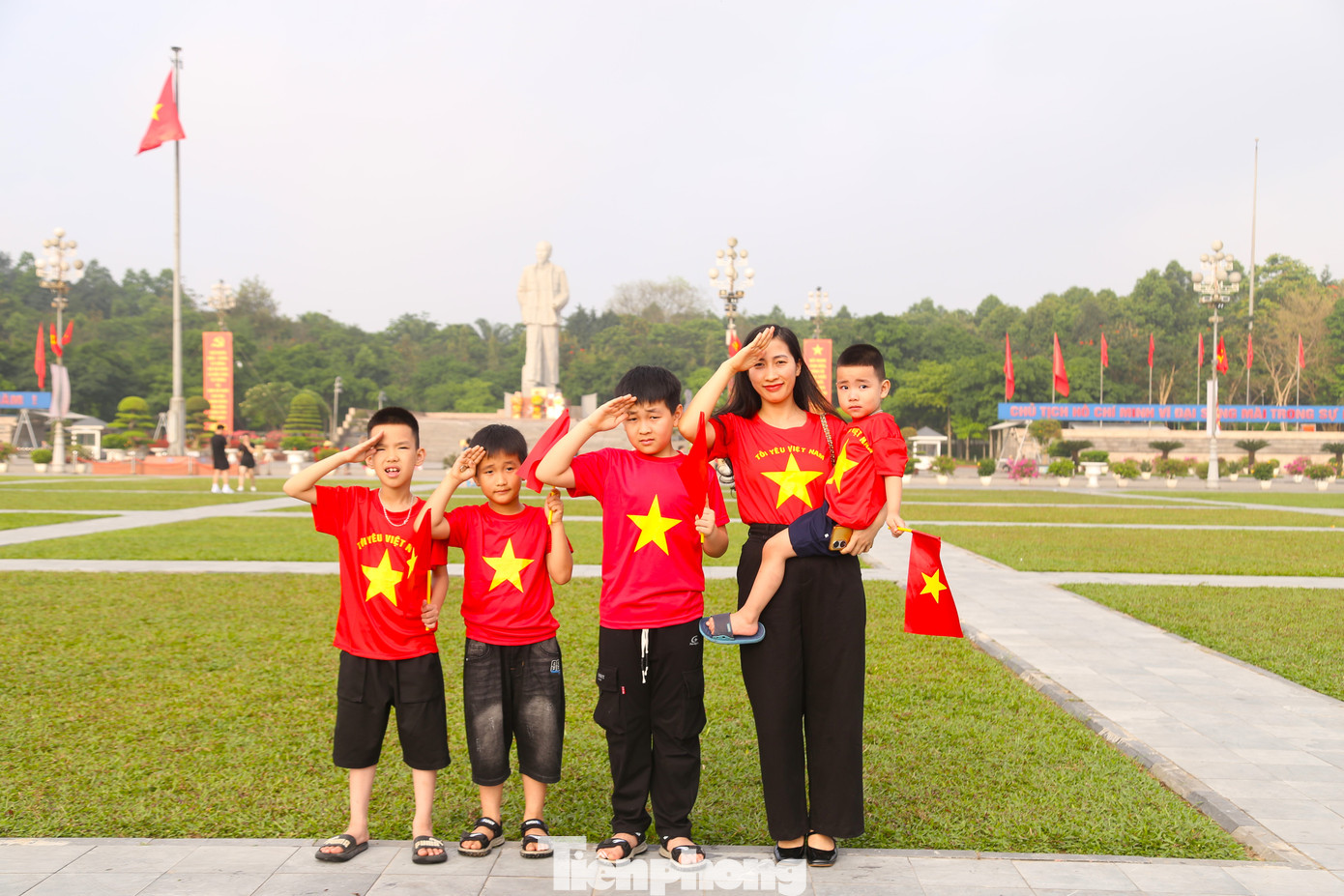 Rất nhiều người mang theo cờ Tổ quốc, mặc áo cờ đỏ sao vàng, góp phần tạo nên không khí rực rỡ, sôi động.