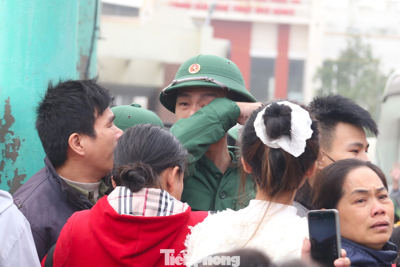 Tiễn các chiến sĩ lên xe đến đơn vị, người thân xúc động, bùi ngùi.