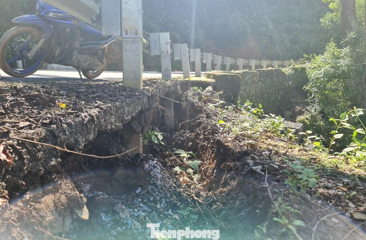 Theo người dân địa phương, đường bị sụt lún xảy ra trong đợt mưa lũ vừa qua. Theo người dân địa phương, đường bị sụt lún xảy ra trong đợt mưa lũ vừa qua.