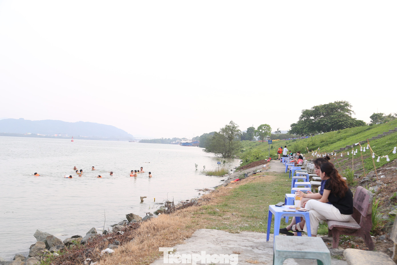 Các dịch vụ giải khát, cho thuê áo phao cũng kịp hình thành phục vụ người dân tắm và hóng mát.