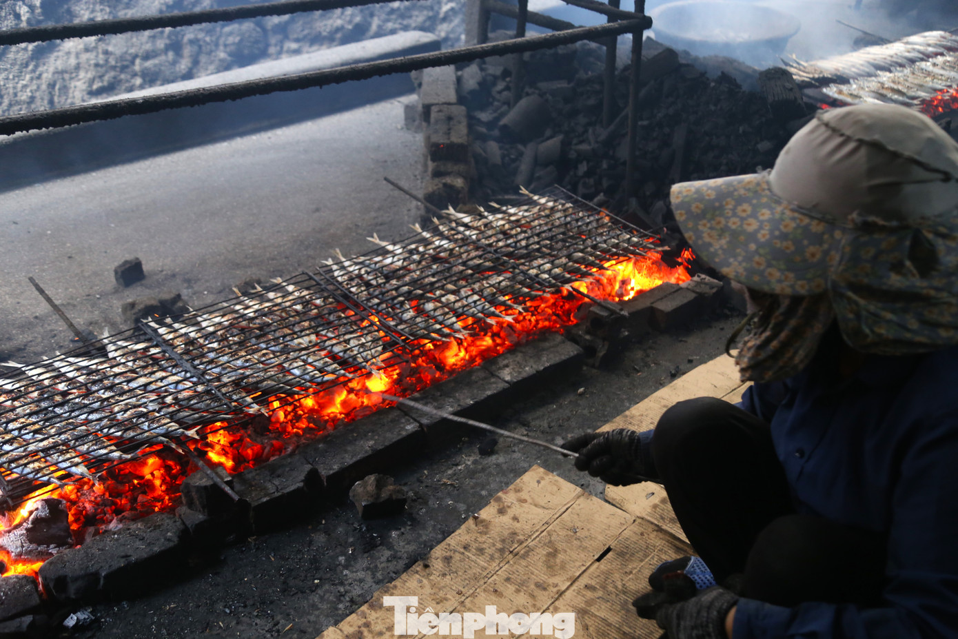 Chị Nguyễn Thị Hạnh, thợ nướng cá cho hay: “Ngày trước, các thợ nướng phải quạt tay bằng quạt giấy hoặc mo cau, ngày nay quạt điện thay thế nên đỡ vất vả hơn. Công việc tuy không nặng nhọc nhưng phải ngồi, khom lưng cả ngày. Người nướng cũng phải có kinh nghiệm, lật càng đều tay cá càng thơm ngon”.