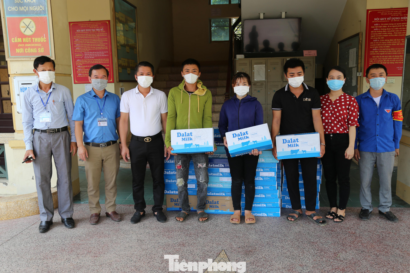 Trao quà cho người nghèo vùng dịch ở phường Vinh Tân, TP Vinh.