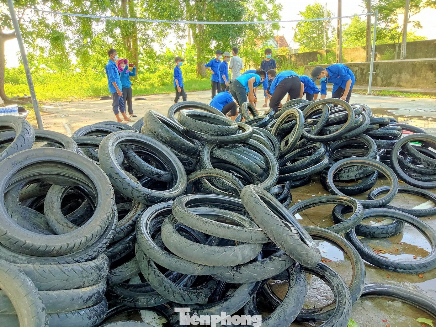 Chia sẻ về mô hình “thang cứu đuối”, Phó Bí thư đoàn Huyện đoàn Yên Thành Nguyễn Khắc Bằng cho biết, con sông Đào được xây kè hai bên, rất dốc và trơn trượt, nên khi bị đuối nước sẽ không có chỗ bám víu để lên bờ, nguy cơ tử vong rất cao. Trong khi đó, nhiều người thường ra sông bơi lội, bất chấp các biển cảnh báo, nhất là vào dịp hè. (Ảnh: TH)