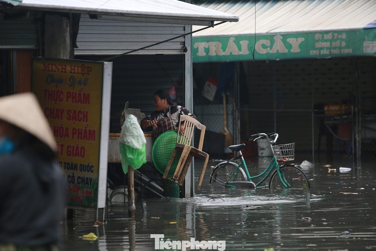 Các ki-ốt tại phía sau đình Tây chìm trong biển nước, nhiều tiểu thương buộc phải mang hàng hóa về nhà.
