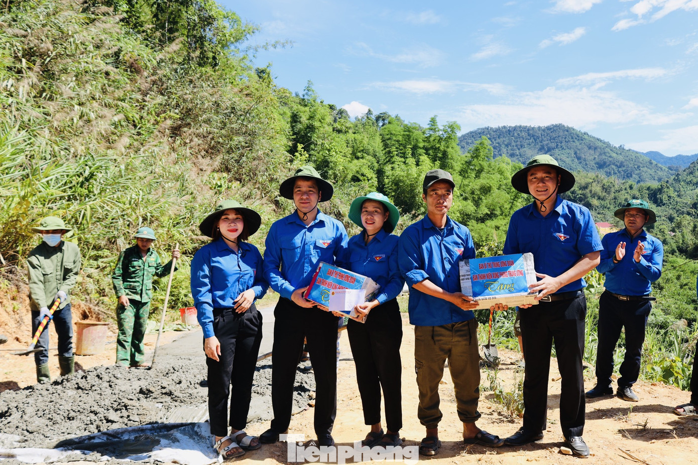 Thăm, tặng quà đội hình thanh niên tình nguyện hỗ trợ cải tạo, sửa chữa tuyến đường từ cầu Huồi Sến vào khu trung tâm Làng thanh niên lập nghiệp Tam Hợp, tuyến đường có chiều dài 2,5km.