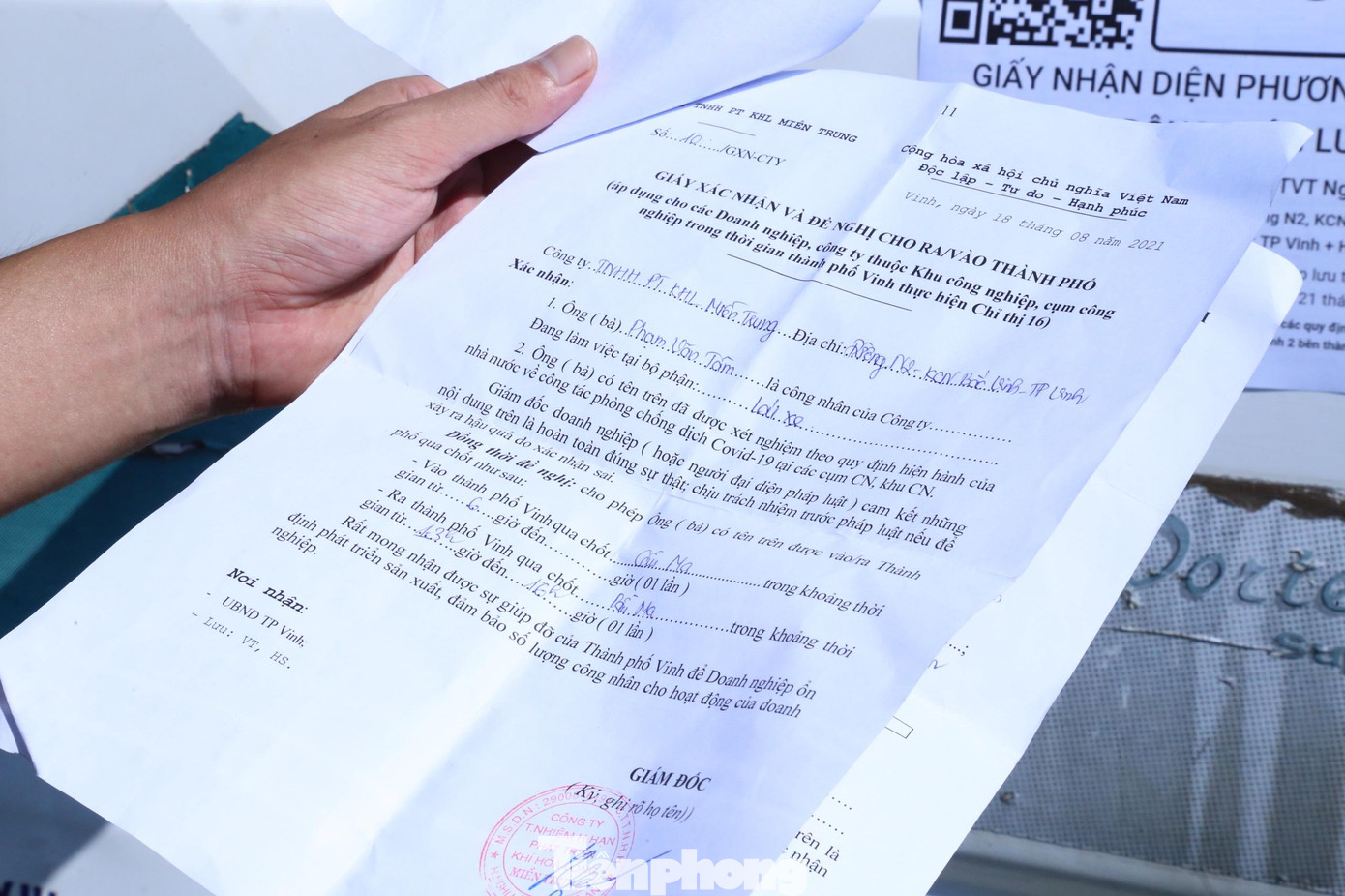 Tại các điểm chốt, những người này đều phải trình giấy xét nghiệm âm tính trong vòng 72 giờ, giấy đi đường do Thủ trưởng đơn vị cấp, Giấy tờ tùy thân. Tuy nhiên không được quá 20% biên chế.