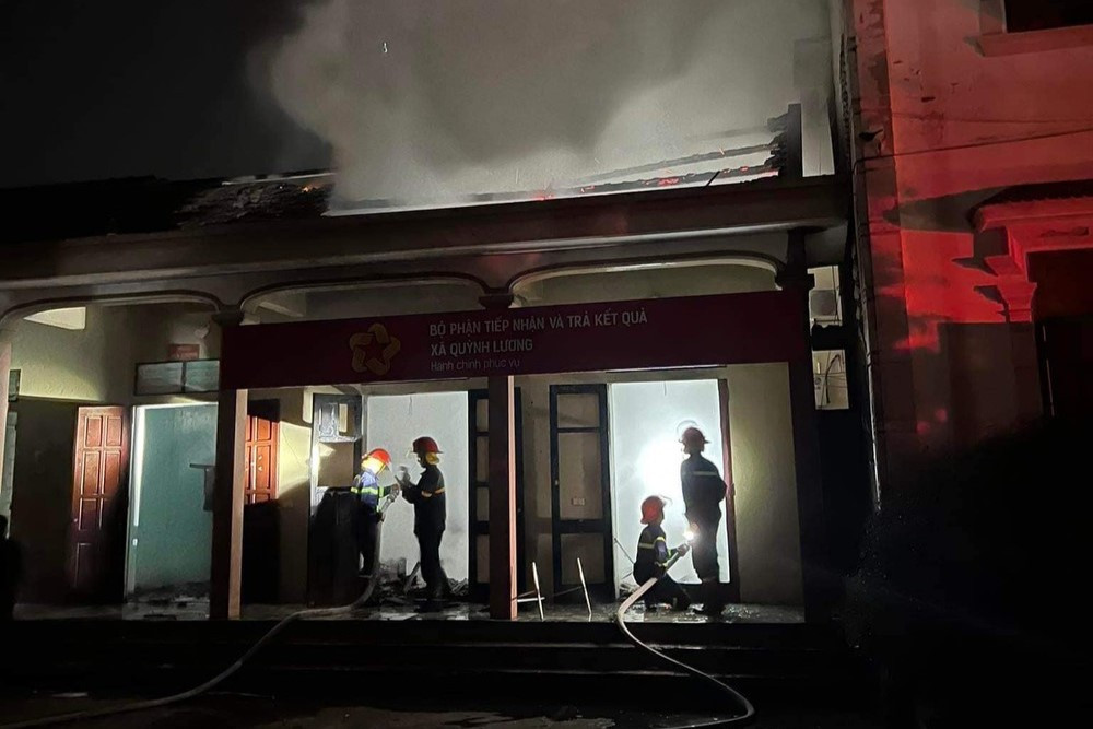 Lực lượng Cảnh sát phòng cháy chữa cháy - cứu nạn cứu hộ Công an Nghệ An nỗ lực dập lửa