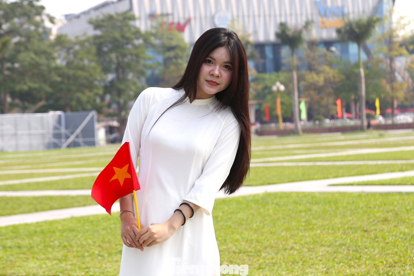 Càng tiến gần hơn tới đại lễ 30/4, Quảng trường Hồ Chí Minh càng thu hút đông đảo người dân, đặc biệt là các bạn trẻ về chụp ảnh, ghi lại những khoảnh khắc đẹp.