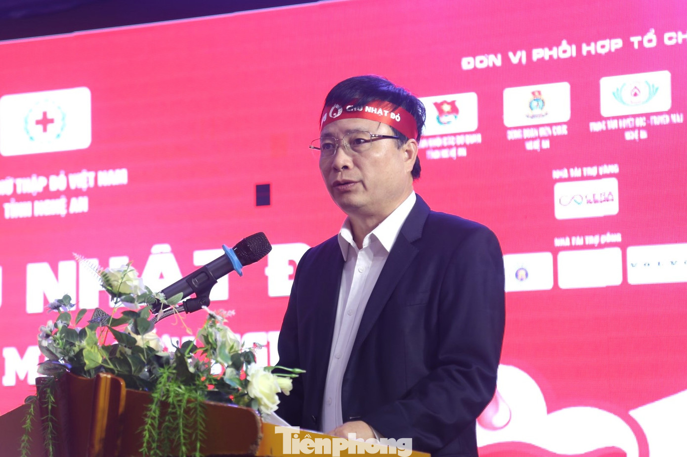Phát biểu khai mạc chương trình, ông Bùi Đình Long – Phó Chủ tịch UBND tỉnh Nghệ An, Trưởng ban chỉ đạo hiến máu tình nguyện Nghệ An, biểu dương, tri ân các tình nguyện viên tham gia ngày hội hiến máu Chủ nhật Đỏ lần thứ XV. Trước những kết quả của chương trình mang lại, Phó Chủ tịch UBND tỉnh Nghệ An bày tỏ tri ân sự đồng hành, quan tâm của báo Tiền Phong, đồng thời nhiệt liệt biểu dương tinh thần xung kích, tình nguyện của các đồng chí cán bộ công chức, viên chức đoàn viên, thanh niên, tình nguyện viên tham gia hiến máu.