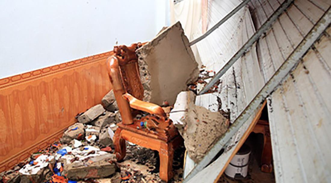 Tường nhà đổ sập đè lên nhiều vật dụng trong nhà Tường nhà đổ sập đè lên nhiều vật dụng trong nhà