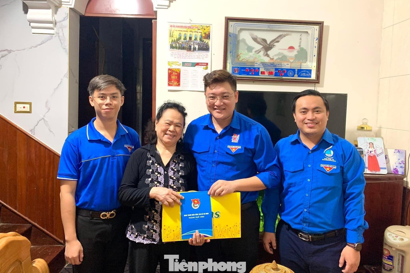 Tuổi trẻ TP Vinh thăm, tặng quà cho nhân chứng lịch sử - bà Vũ Thị Dương.