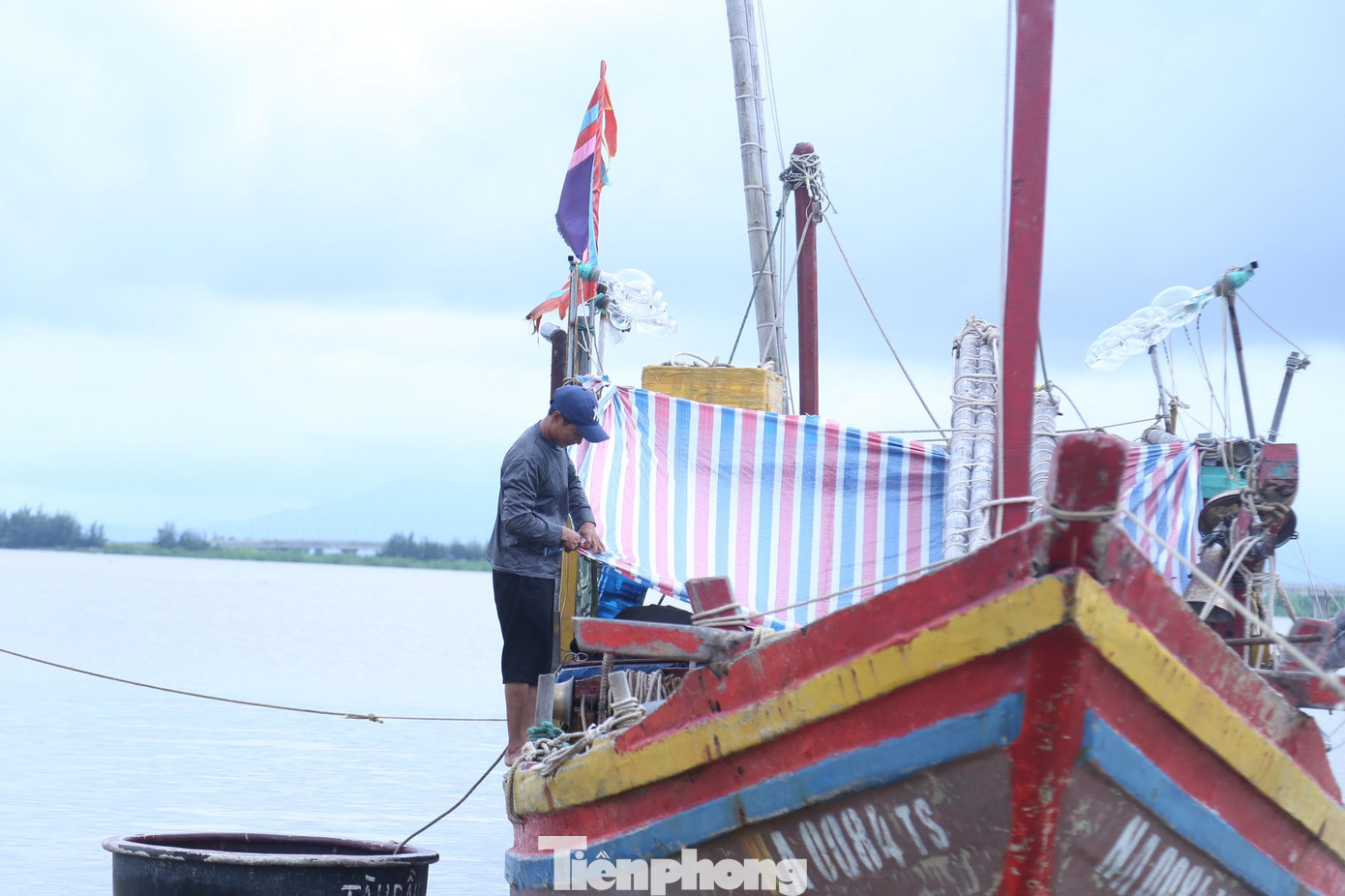 Ngư dân căng bạt để bảo vệ phần máy, tránh nước ngập vào thuyền. Ngư dân căng bạt để bảo vệ phần máy, tránh nước ngập vào thuyền.