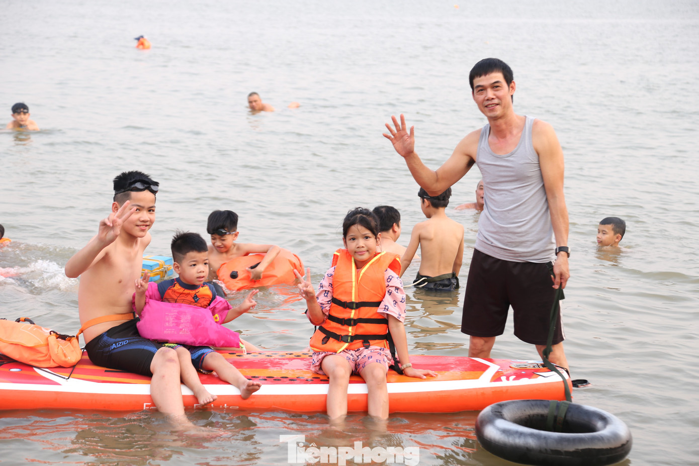 Anh Nguyễn Văn Hải (trú phường Bến Thủy, TP Vinh) chia sẻ: “Hai ngày nay thời tiết nắng nóng gay gắt, cứ chiều về, tôi đưa cháu ra đây vừa tắm mát, vừa dạy con học bơi. Tôi nghĩ, bơi là một trong những kỹ năng sinh tồn cần phải trang bị cho các con ngay từ nhỏ”.
