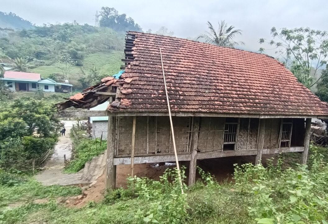 Một ngôi nhà bị tốc mái Một ngôi nhà bị tốc mái