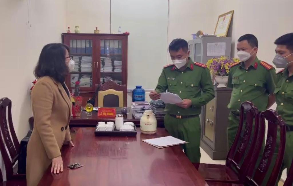 Bà Lê Thị Dung nghe đọc quyết định khởi tố Bà Lê Thị Dung nghe đọc quyết định khởi tố