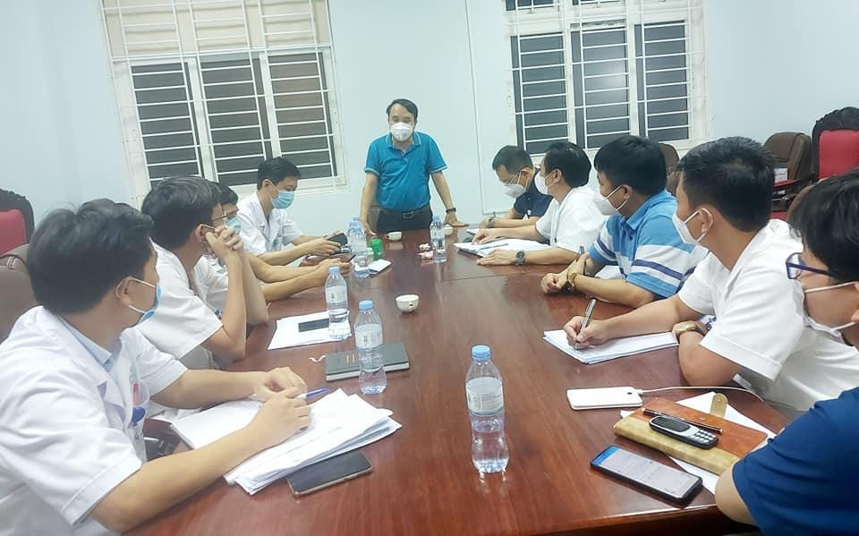 Giám đốc Sở Y tế Dương Đình Chỉnh họp khẩn cùng Bệnh viện Hữu nghị Đa khoa Nghệ An trong đêm 13/7 liên quan đến ca dương tính với SARS-CoV-2. Giám đốc Sở Y tế Dương Đình Chỉnh họp khẩn cùng Bệnh viện Hữu nghị Đa khoa Nghệ An trong đêm 13/7 liên quan đến ca dương tính với SARS-CoV-2.