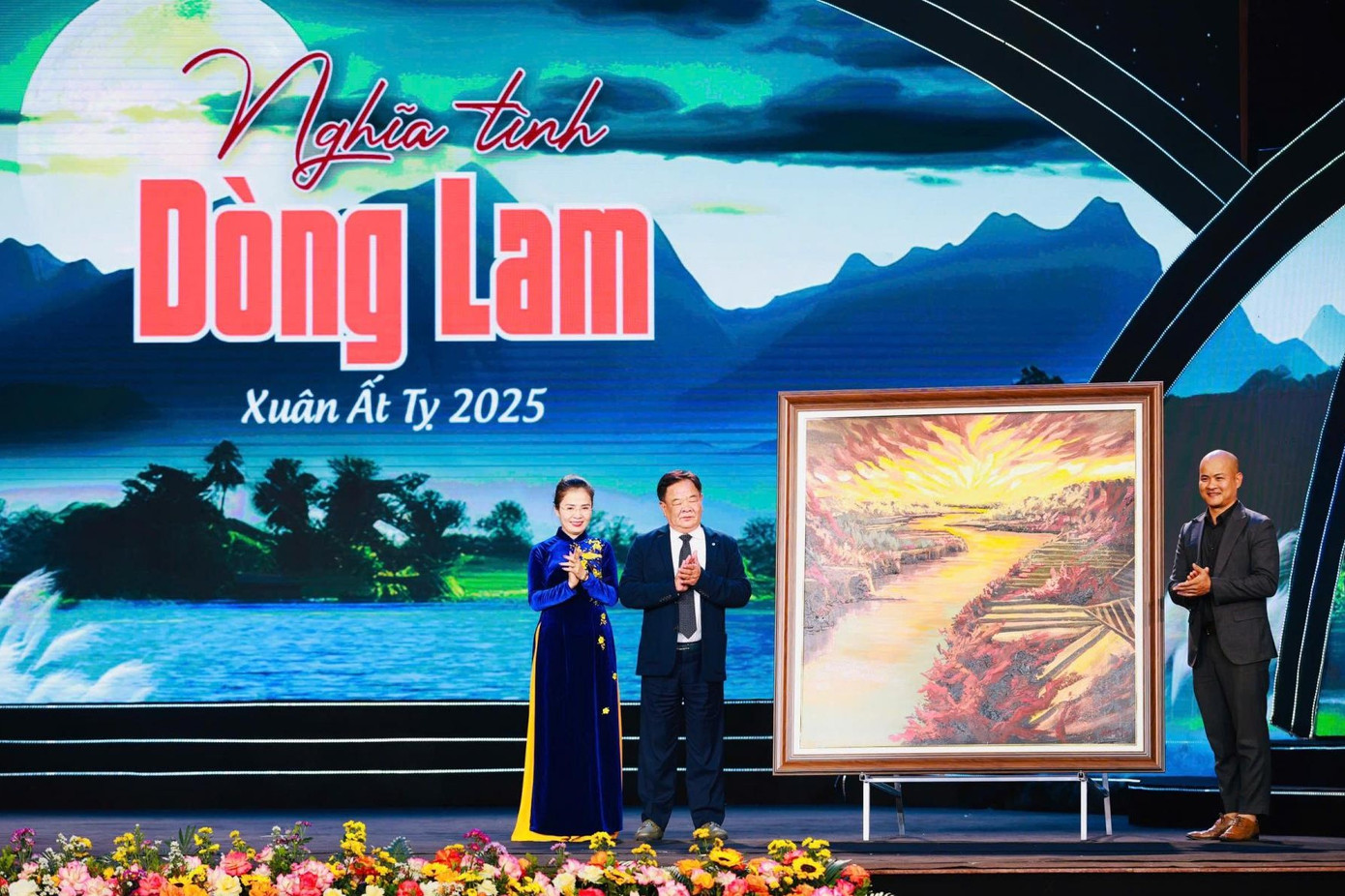 Bức tranh "Nghĩa tình dòng Lam" được đấu giá thành công với mức giá 1 tỷ đồng cho ông Vũ Thanh Tuyên, một doanh nhân đến từ tỉnh Nam Định.