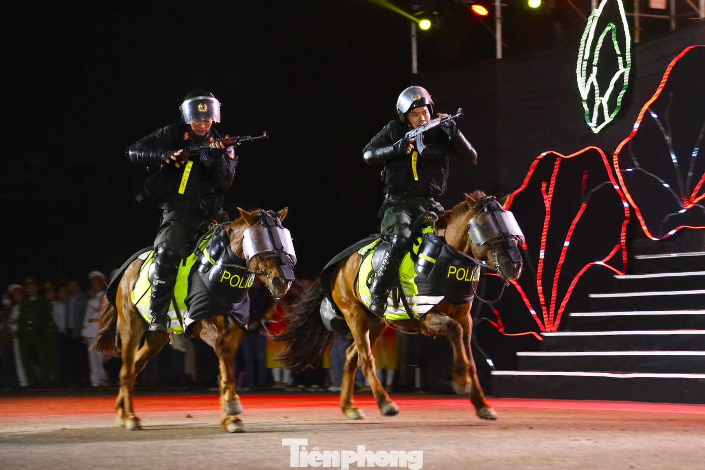 Chiến sỹ Cảnh sát cơ động Kỵ binh thực hiện thao tác sử dụng súng AK trên lưng ngựa.