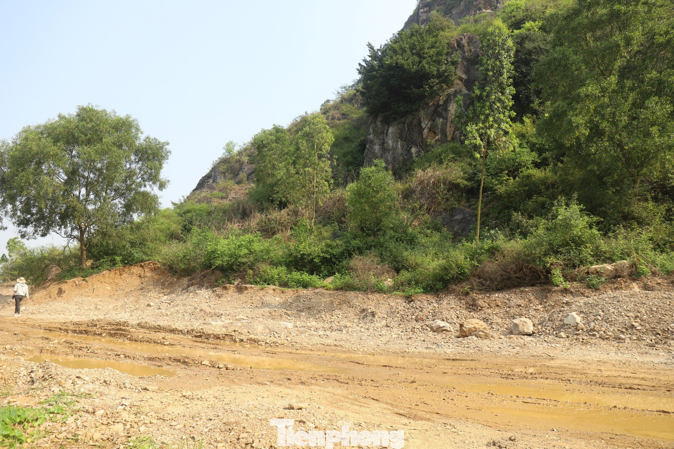 Được kỳ vọng trở thành địa điểm phát triển văn hóa, du lịch của địa phương, thu hút nhiều du khách, chuyên gia đến tham quan, nghiên cứu các giá trị lịch sử, văn hóa, nhưng đến nay, sau 30 năm kể từ thời điểm được công nhận di tích lịch sử - danh thắng cấp quốc gia, Lèn Hai Vai gần như bị lãng quên, chưa được cắm mốc để bảo vệ. Được kỳ vọng trở thành địa điểm phát triển văn hóa, du lịch của địa phương, thu hút nhiều du khách, chuyên gia đến tham quan, nghiên cứu các giá trị lịch sử, văn hóa, nhưng đến nay, sau 30 năm kể từ thời điểm được công nhận di tích lịch sử - danh thắng cấp quốc gia, Lèn Hai Vai gần như bị lãng quên, chưa được cắm mốc để bảo vệ.